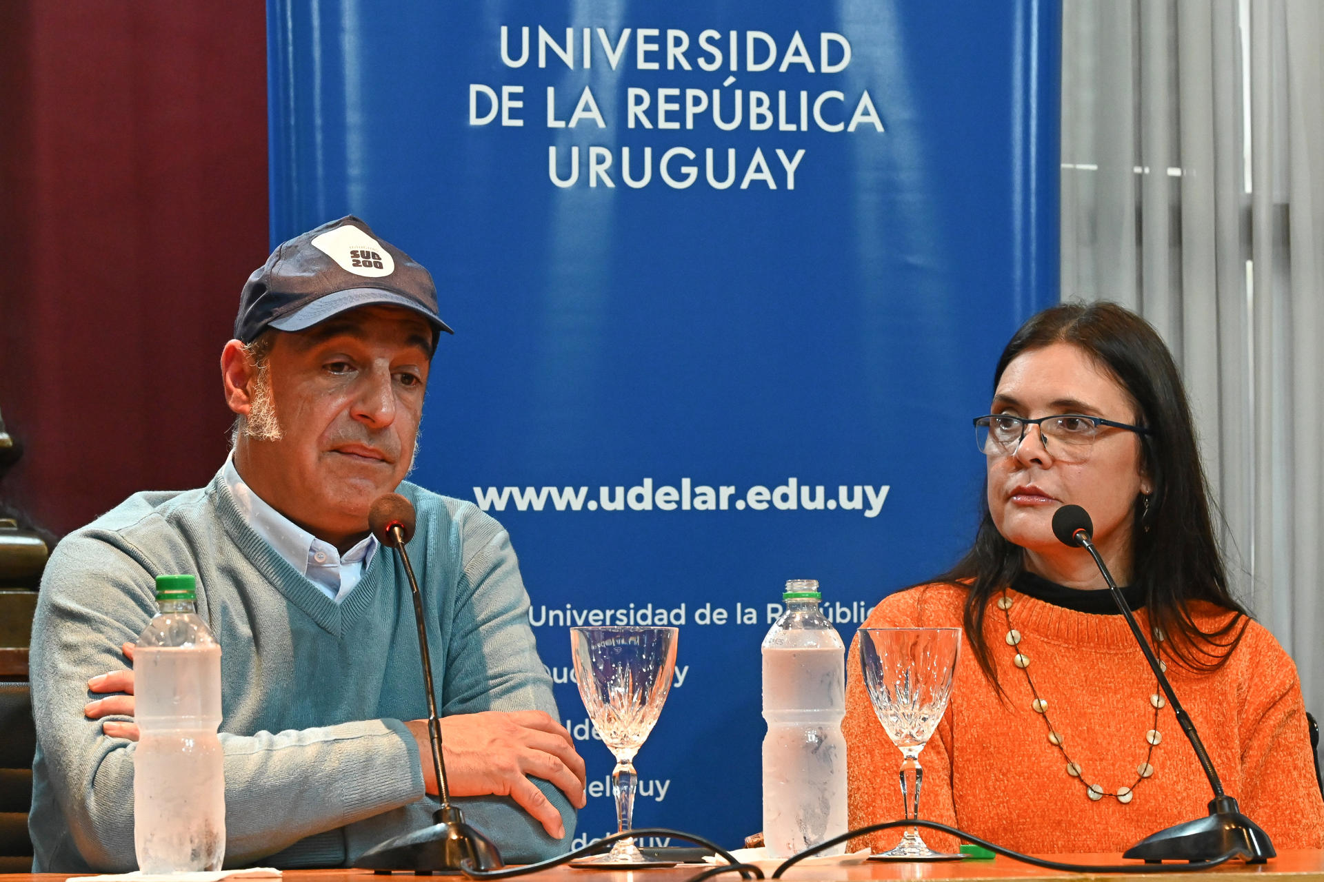 El doctor en Biodiversidad y conservación, Alvar Carranza, y la doctora en Geología Marina, Leticia Burone, participan en una conferencia de prensa este martes, en el Edificio Central de Udelar, en Montevideo (Uruguay). EFE/ Federico Gutierrez
