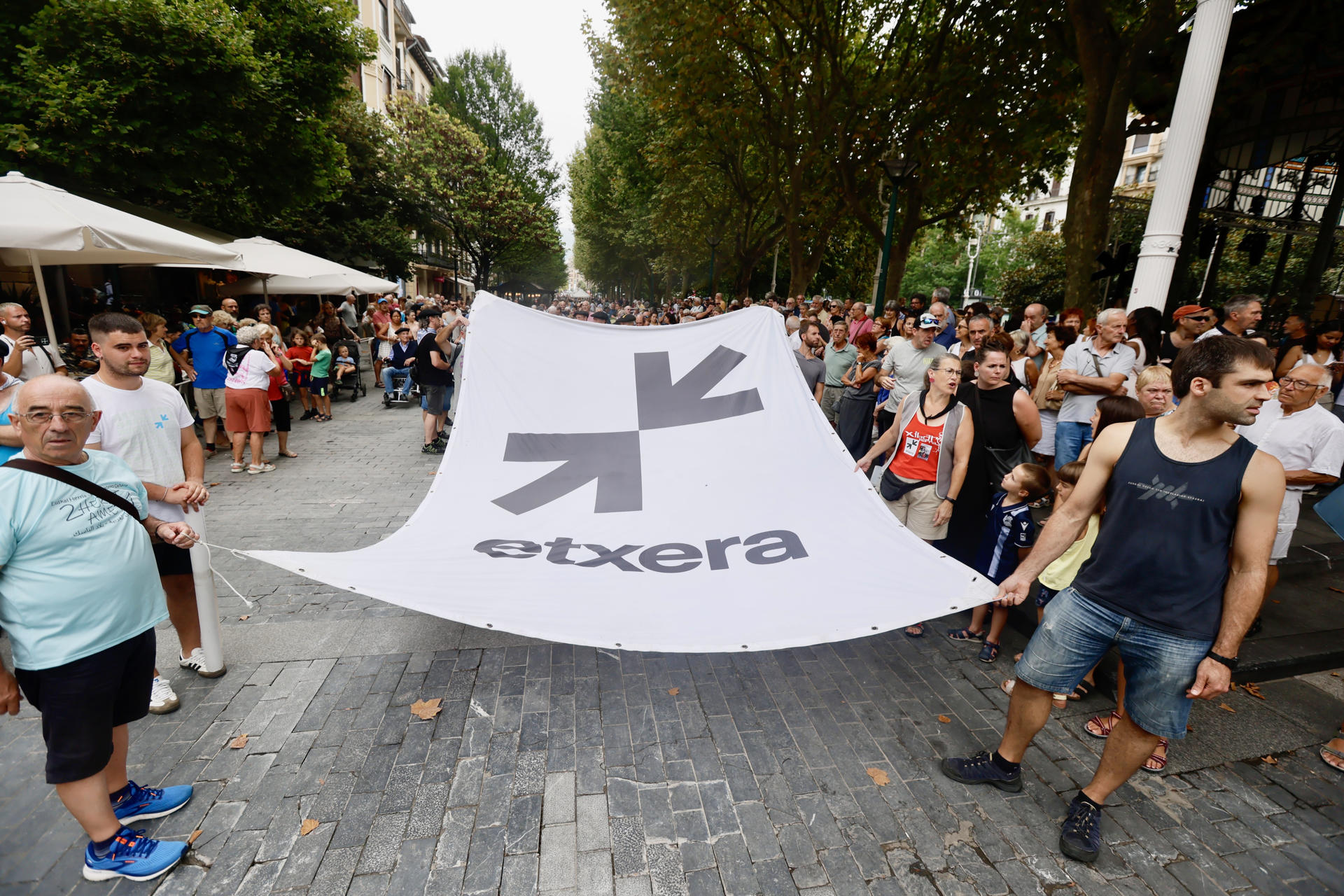 La red de apoyo a los presos de ETA Sare celebra su habitual manifestación durante las fiestas de la Semana Grande de San Sebastián. EFE/Javi Colmenero