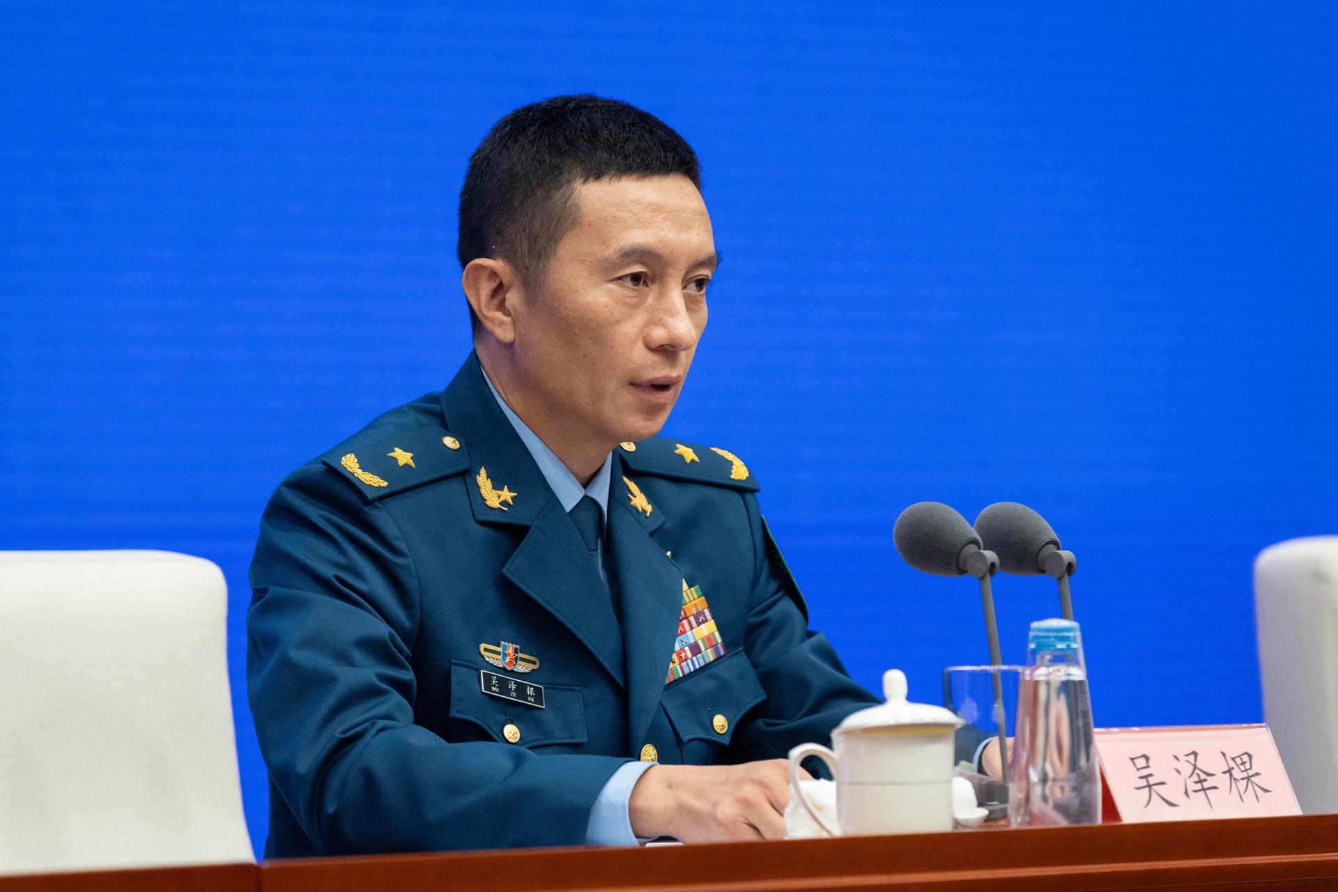 El mayor general Wu Zeke, subdirector de la Oficina del Grupo de Dirección del Desfile Militar y subdirector general de la Oficina de Operaciones del Departamento del Estado Mayor Conjunto de la Comisión Militar Central, participa en una rueda de prensa sobre los preparativos para el desfile militar del 3 de septiembre en Pekín, China. EFE/EPA/JESSICA LEE
