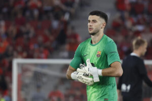 El portero del FC Barcelona Joan García, durante la primera jornada de LaLiga EA Sports, partido entre el RCD Mallorca y el FC Barcelona, en el estadio de Son Moix de Palma de Mallorca. EFE/Cati Cladera