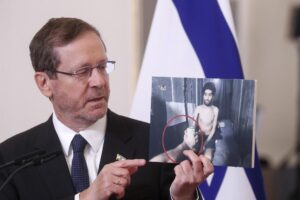 El presidente israelí, Isaac Herzog, muestra una imagen fija del rehén israelí Evyatar David, retenido en Gaza, durante una conferencia de prensa en el marco de su visita oficial a Riga, Letonia, el 5 de agosto de 2025. (Letonia) EFE/EPA/TOMS KALNINS