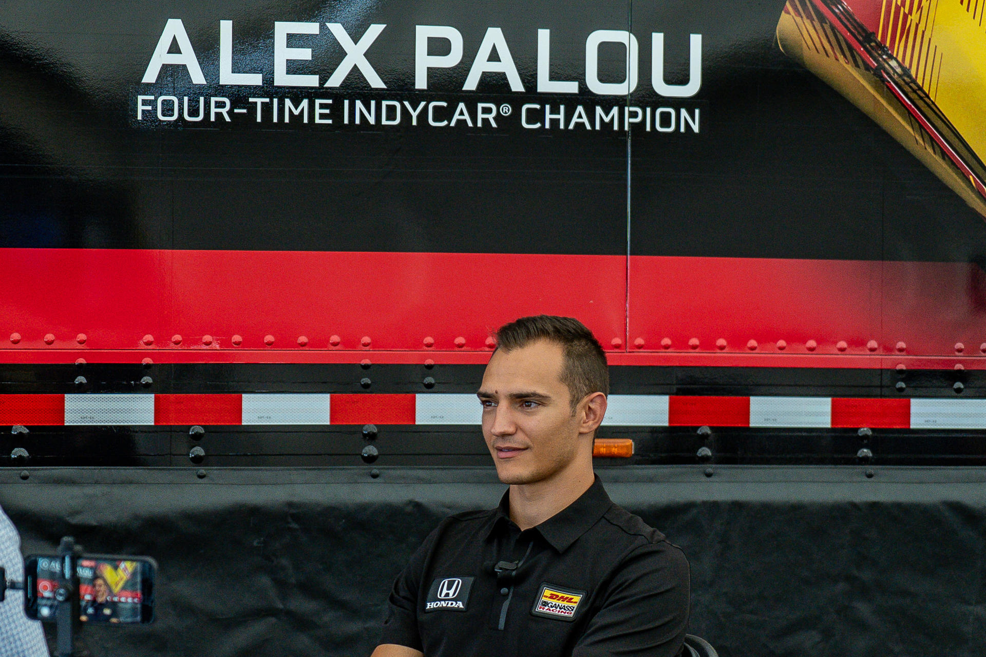 El piloto español de Indycar, Àlex Palou, del equipo Chip Ganassi, reacciona durante una entrevista con EFE este viernes, en Milwaukee (EE.UU.). Cuando el español Álex Palou llegó a la IndyCar en 2020 vivía como un sueño la idea de ganar un campeonato. Cinco años después, luce cuatro coronas en su palmarés, una 500 Millas de Indianápolis y la semana pasada celebró su tercer título consecutivo. EFE/ Kenneth Fernandez