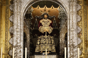 Imagen de Jesús de la Sentencia colocado en el lugar de la Esperanza Macarena en la basílica de Sevilla tras ser retirada esta para iniciar su restauración más intensa, que fue aprobada por los hermanos en un cabildo extraordinario el pasado 29 de julio. EFE /José Manuel Vidal