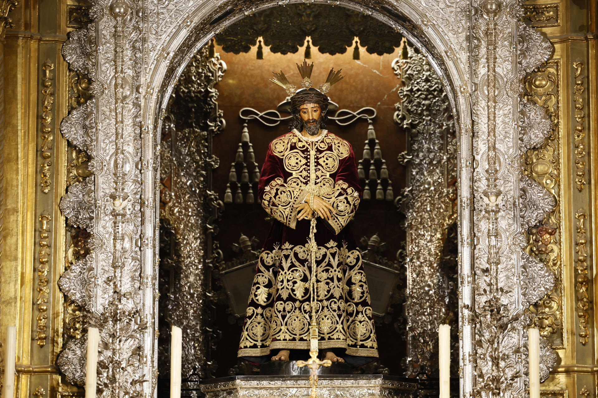Imagen de Jesús de la Sentencia colocado en el lugar de la Esperanza Macarena en la basílica de Sevilla tras ser retirada esta para iniciar su restauración más intensa, que fue aprobada por los hermanos en un cabildo extraordinario el pasado 29 de julio. EFE /José Manuel Vidal
