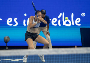 La croata Antonia Ruzic devuelve una bola ante la rusa Anastasia Pavlyuchenkova, durante el partido de la primera de ronda del Abierto de Tenis de Monterrey (México). EFE/ Miguel Sierra