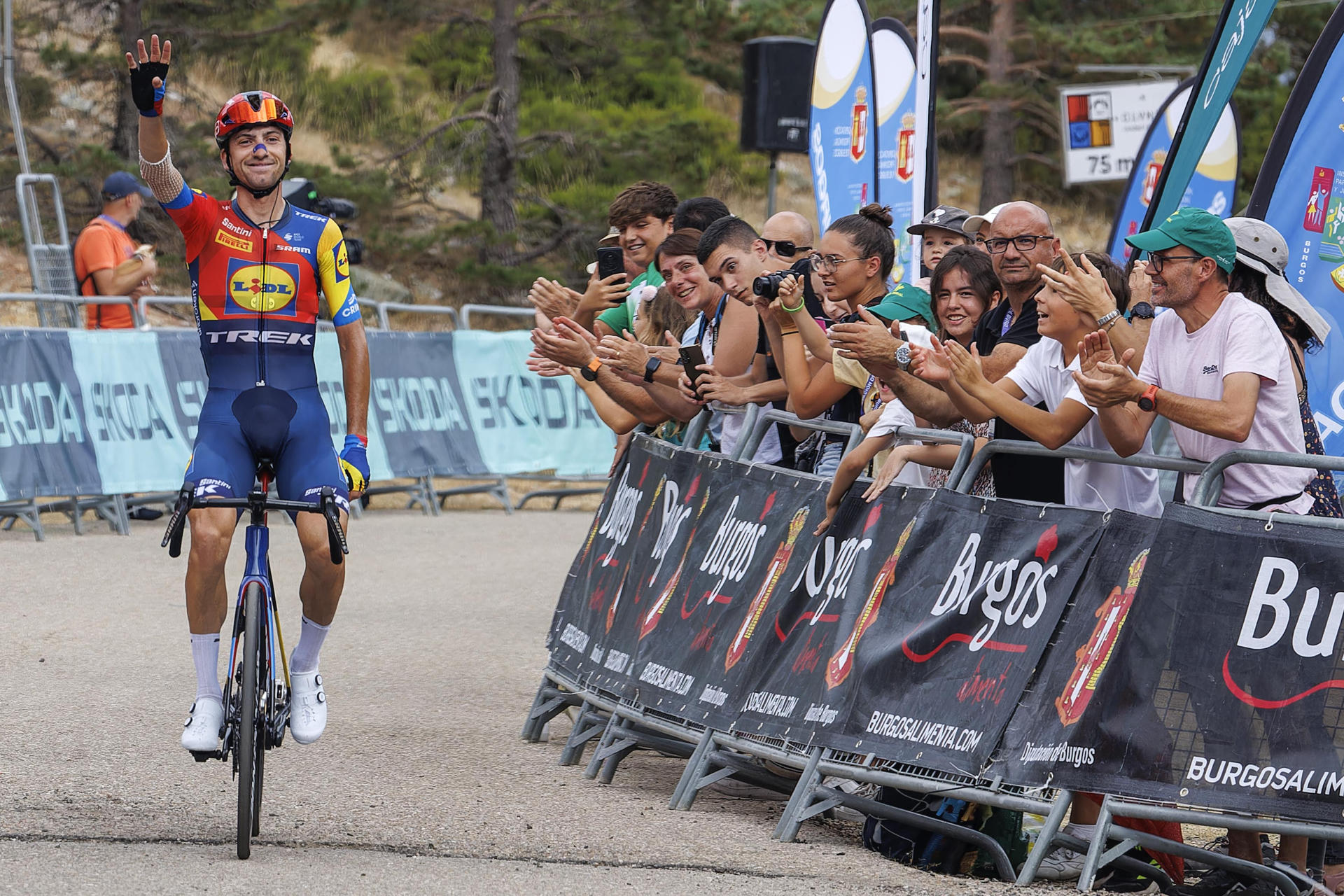 El ciclista italiano del Lidl Trek Giulio Ciccone celebra su victoria en la última etapa de la Vuelta Ciclista a Burgos, este sábado entre Quintana del Pidio y Lagunas de Neila. EFE/Santi Otero