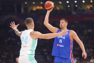 El serbio Nikola Jokic (d) en acción contra el esloveno Alen Omic (i) durante el partido amistoso que disputaron ambas selecciones el 21 de agosto, en Belgrado. EFE/EPA/ANDREJ CUKIC