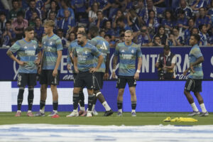 Los jugadores del Real Madrid momentos antes del partido de LaLiga que enfrenta al Real Oviedo y al Real Madrid este domingo en el estadio Carlos Tartiere. EFE/Paco Paredes