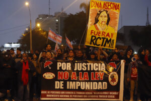 Personas participan en una manifestación para rechazar nuevamente la amnistía concedida a los miembros de las fuerzas de seguridad este jueves,  frente al Palacio de la Justicia en Lima (Perú). EFE/ Sebastián Blanco Salazar