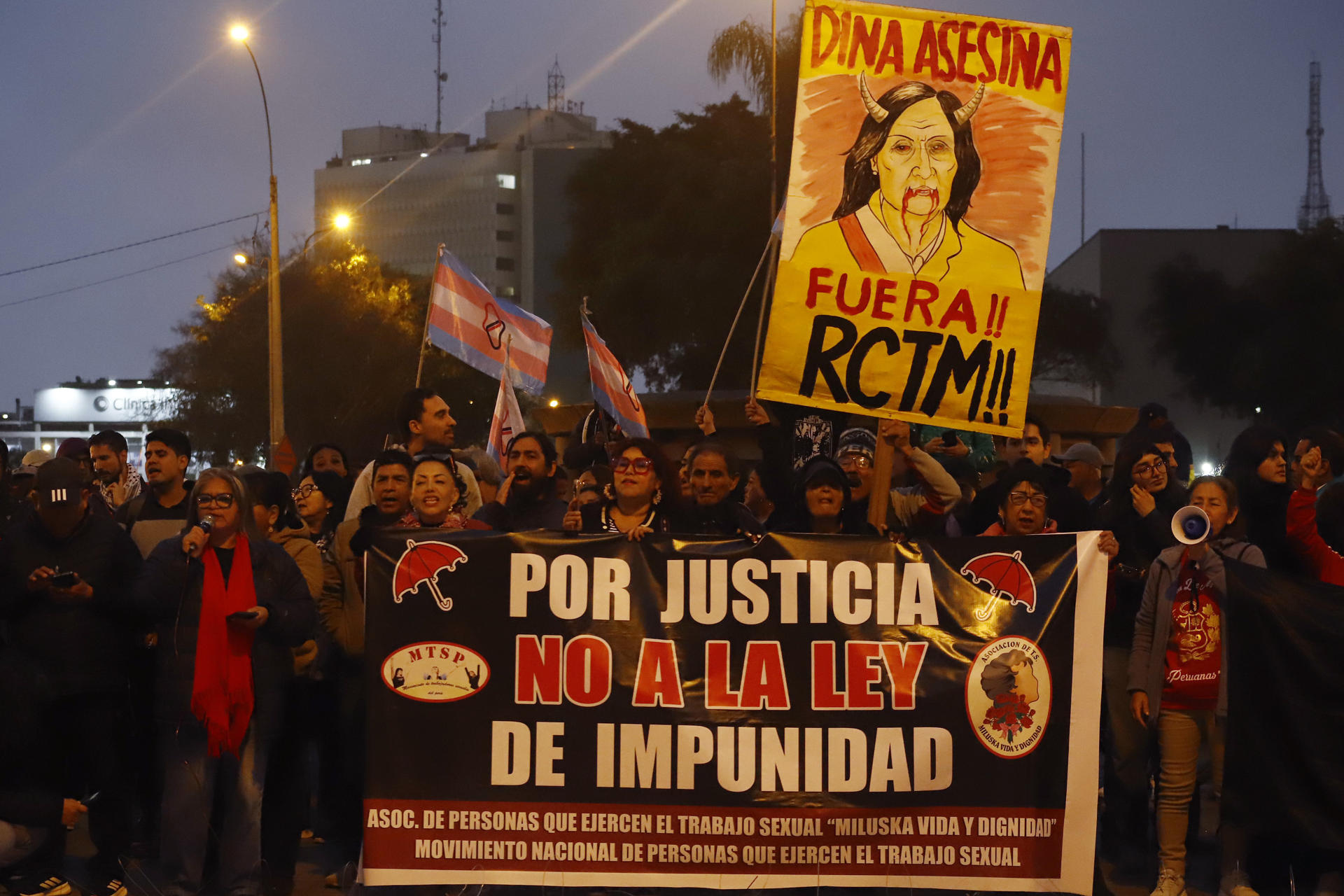 Personas participan en una manifestación para rechazar nuevamente la amnistía concedida a los miembros de las fuerzas de seguridad este jueves,  frente al Palacio de la Justicia en Lima (Perú). EFE/ Sebastián Blanco Salazar