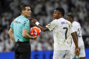 El delantero brasileño del Real Madrid Vinicius Jr. discute con el árbitro Juan Martínez Munuera, en un partido de la pasada temporada.d. EFE/ Mariscal