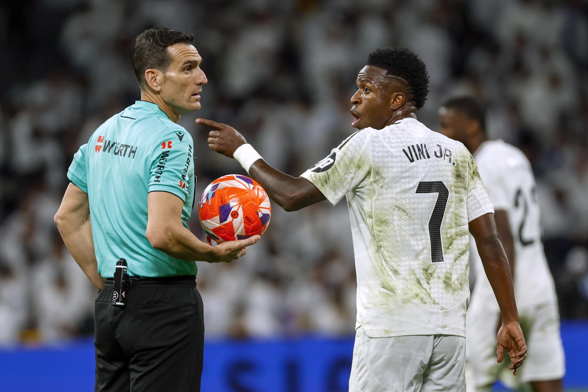 El delantero brasileño del Real Madrid Vinicius Jr. discute con el árbitro Juan Martínez Munuera, en un partido de la pasada temporada.d. EFE/ Mariscal