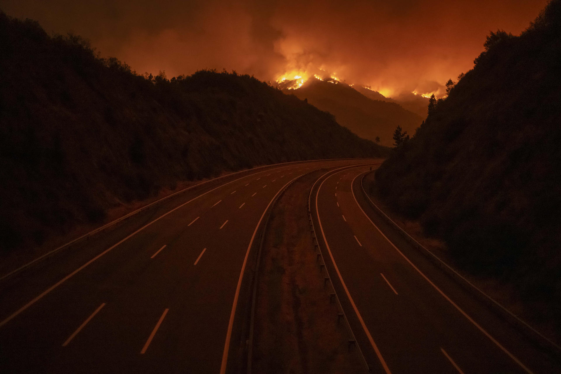 Vista de la autovía A-52 durante el incendio forestal que permanece activo este martes en Monterrei (Ourense). EFE/Brais Lorenzo

