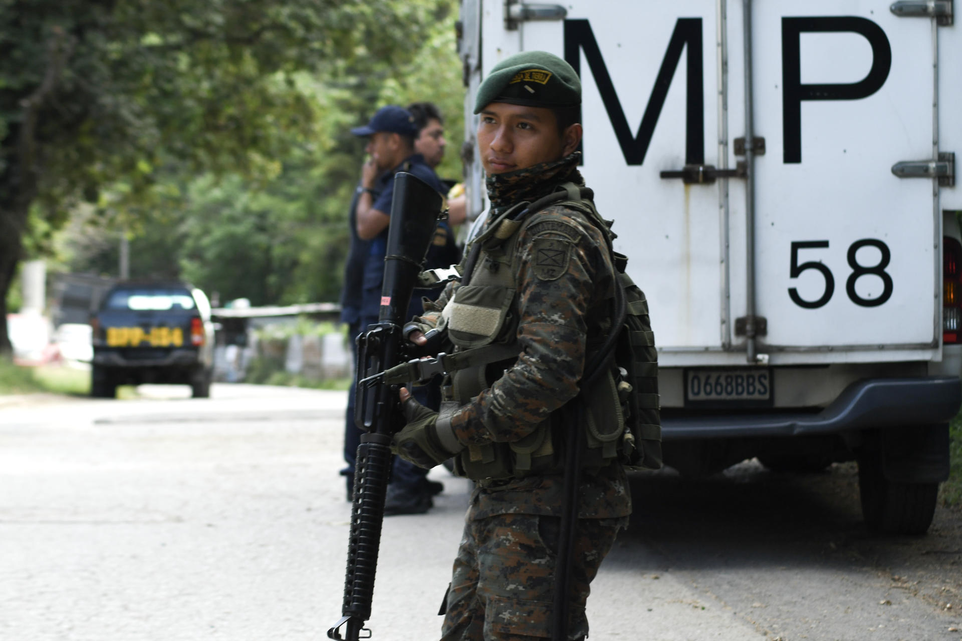 Un integrante de las Fuerzas Armadas de Guatemala custodia los alrededores del Centro de Detención Preventivo de la zona 18 este martes, en Ciudad de Guatemala (Guatemala). EFE/ Alex Cruz