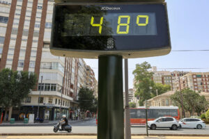 Un termómetro marca 48 grados este lunes en Murcia. El fin de la ola de calor empieza este lunes, pero Murcia y Valencia siguen en alerta roja por temperaturas extremas. EFE/Juan Carlos Caval
