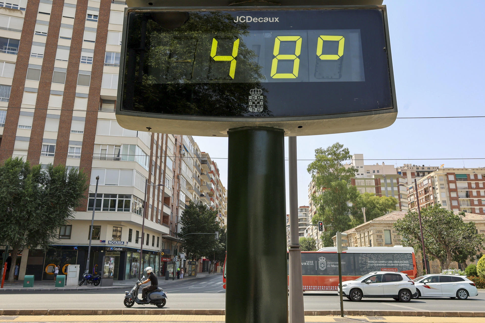 Un termómetro marca 48 grados este lunes en Murcia. El fin de la ola de calor empieza este lunes, pero Murcia y Valencia siguen en alerta roja por temperaturas extremas. EFE/Juan Carlos Caval