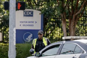 Fotografía de archivo en la que se captó a un policía al custodiar la entrada a un Centro para el Control y la Prevención de Enfermedades (CDC) de Estados Unidos, en Atlanta (Georgia, EE.UU.). EFE/Erik S. Lesser