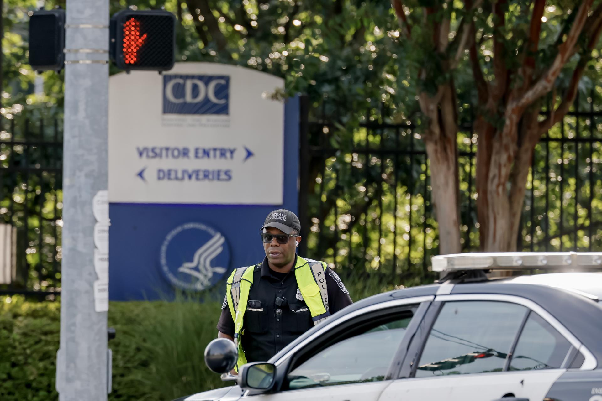 Fotografía de archivo en la que se captó a un policía al custodiar la entrada a un Centro para el Control y la Prevención de Enfermedades (CDC) de Estados Unidos, en Atlanta (Georgia, EE.UU.). EFE/Erik S. Lesser