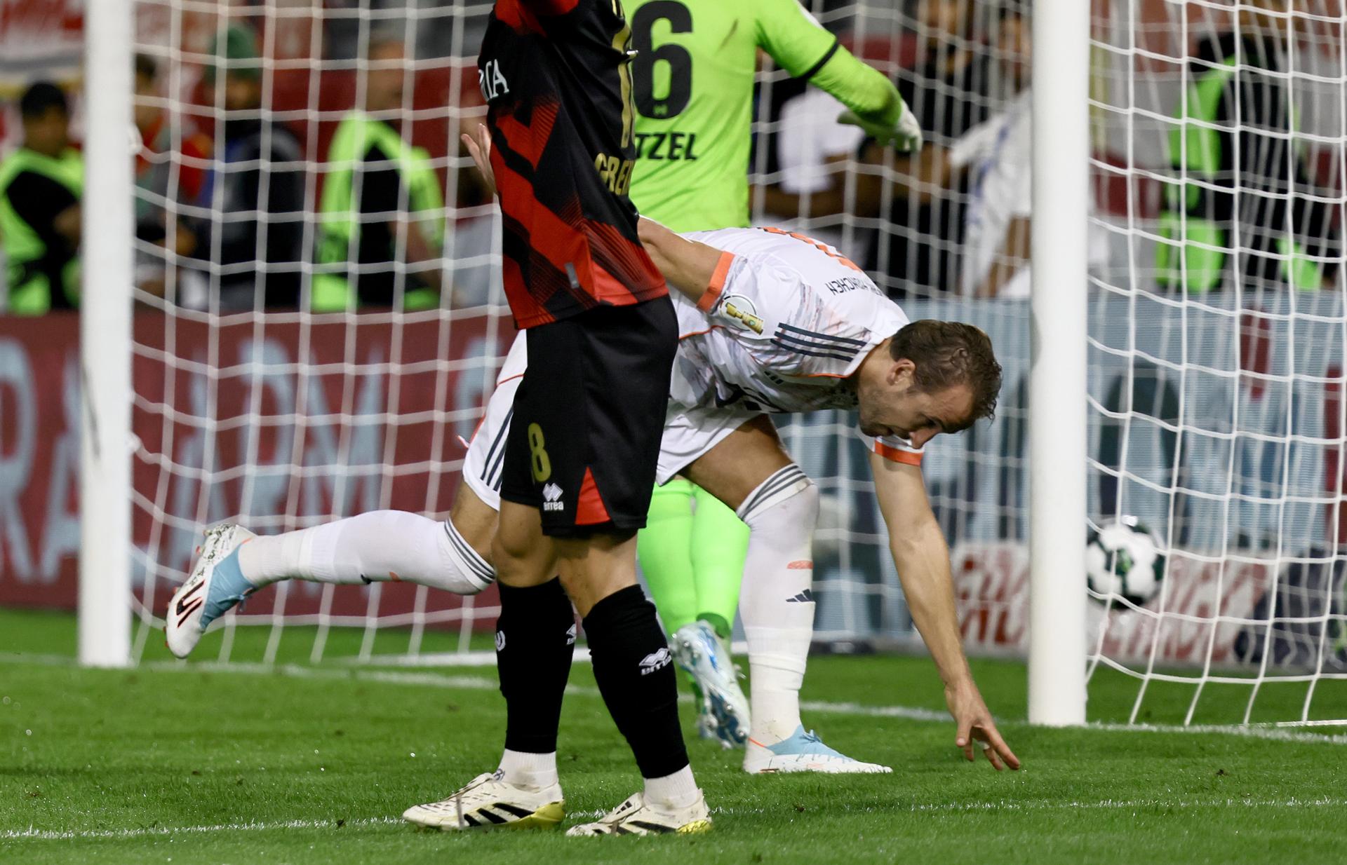 Harry Kane of Bayern Munich (d) celebra el 2-3 durante el partido de la primera ronda de la DFB Cup fen Wiesbaden, Alemania. EFE/EPA/RONALD WITTEK