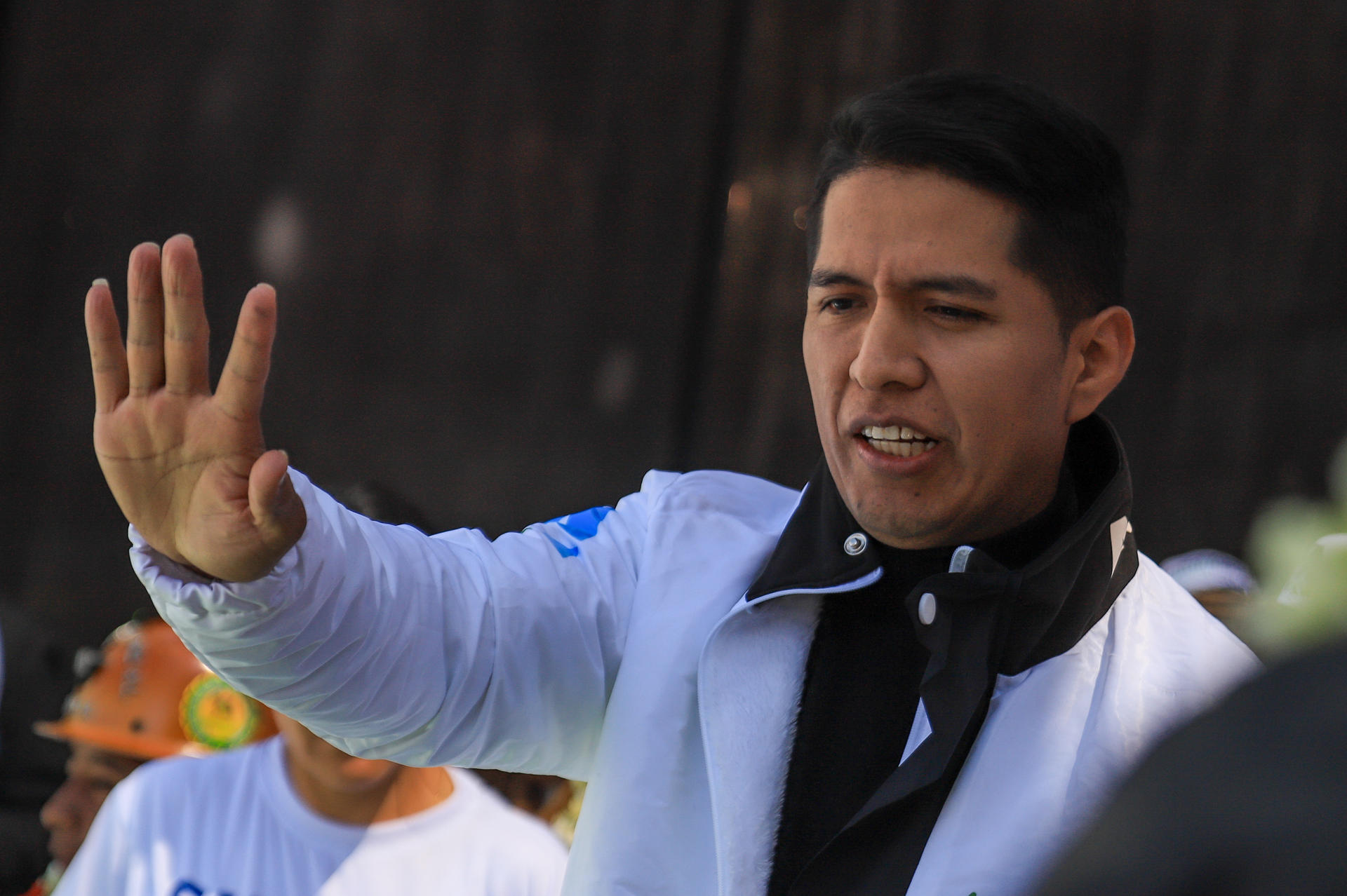 El candidato a la Presidencia de Bolivia por el partido Alianza Popular, Andrónico Rodríguez, saluda durante un evento de cierre de su campaña electoral este miércoles, en El Alto (Bolivia). EFE/ Gabriel Márquez