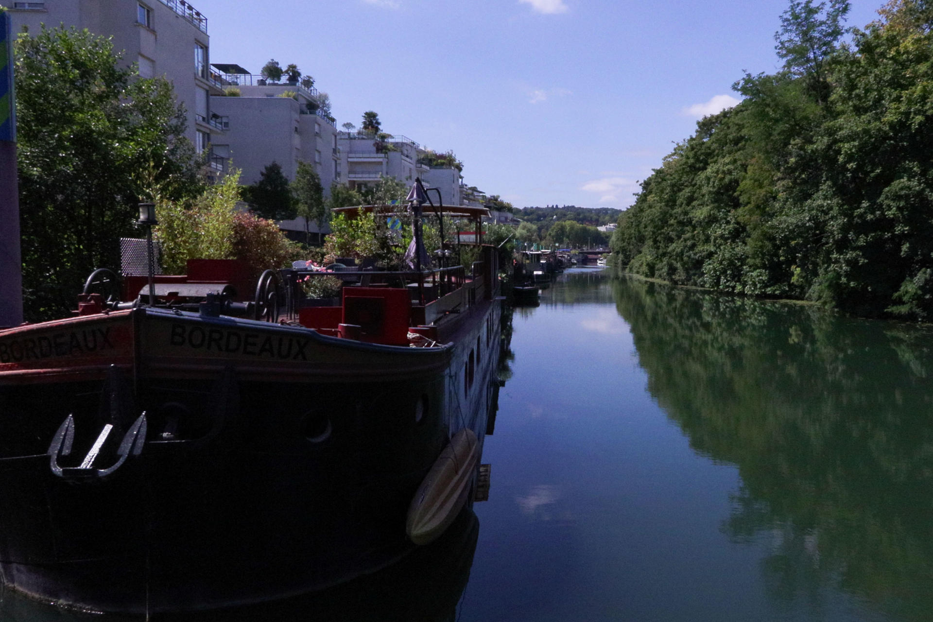 Péniches, embarcaciones que sirven de casa, situadas en Issy-les-Moulineaux, ciudad limítrofe con París. Tres generaciones de una misma familia viven desde hace más de 40 años en una barco amarrado en el río Sena. EFE/ Edgar Sapiña

