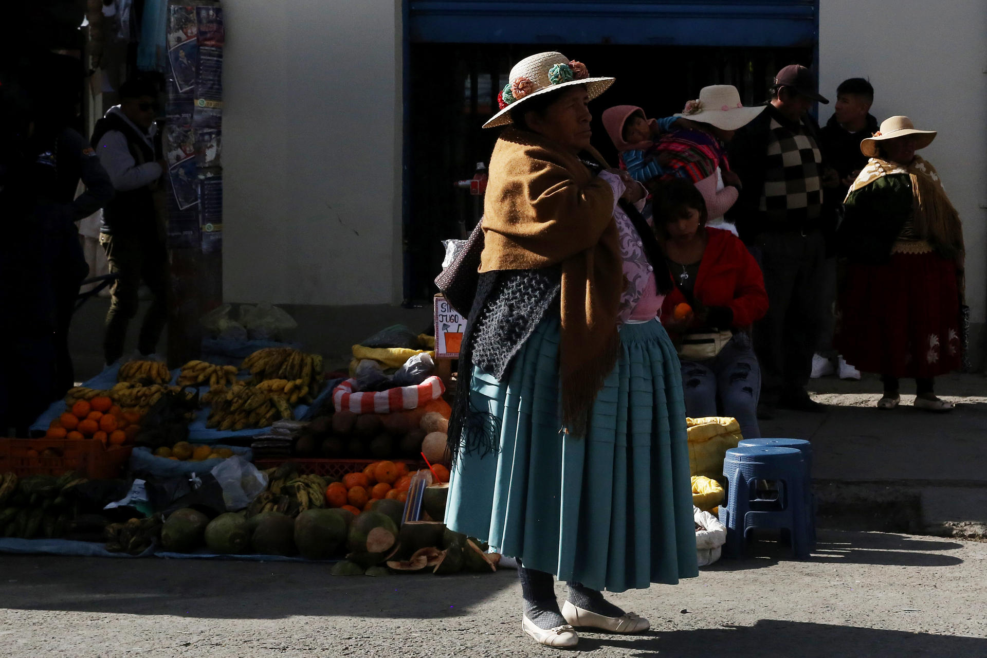 Mujeres aimaras esperan en un mercado popular este lunes, en El Alto (Bolivia). EFE/ Luis Gandarillas