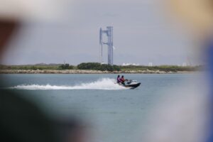 SpaceX programó para este lunes el segundo intento de despegue de su inmensa nave Starship, después de que tuviera que aplazar ayer el lanzamiento alegando problemas técnicos con los "sistemas terrestres". EFE/Michael González