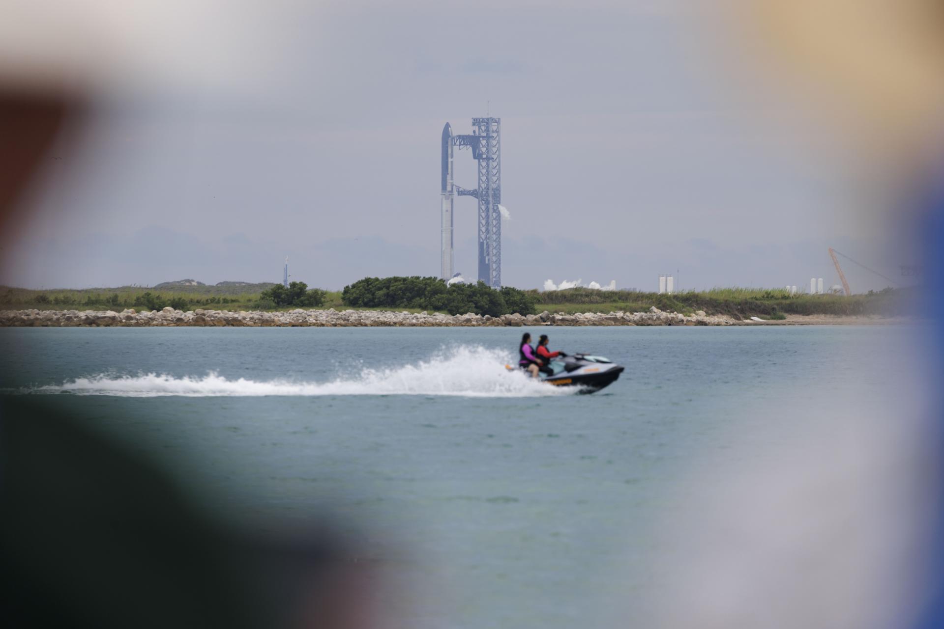 SpaceX programó para este lunes el segundo intento de despegue de su inmensa nave Starship, después de que tuviera que aplazar ayer el lanzamiento alegando problemas técnicos con los "sistemas terrestres". EFE/Michael González