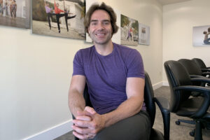 El nuevo director artístico del Miami City Ballet (MCB), Gonzalo García, posa durante una entrevista con EFE este miércoles, en Miami (Estados Unidos). EFE/ Blanca Escriche