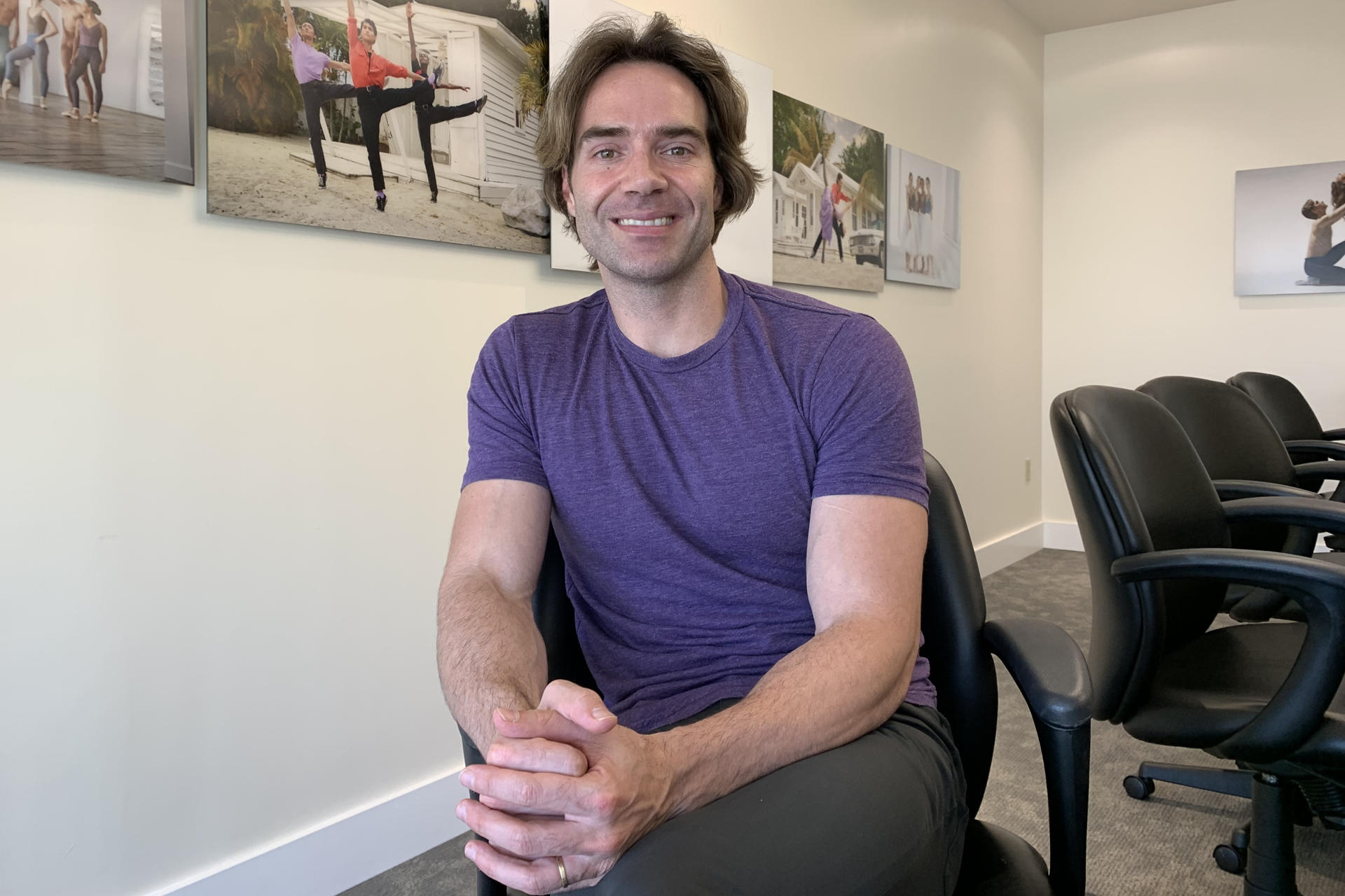 El nuevo director artístico del Miami City Ballet (MCB), Gonzalo García, posa durante una entrevista con EFE este miércoles, en Miami (Estados Unidos). EFE/ Blanca Escriche