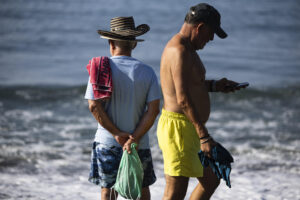 Varias personas junto al mar en la playa del Rincón de la Victoria (Málaga), este miércoles. EFE/Jorge Zapata
