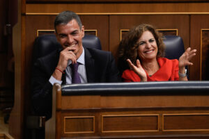 MADRID, 09/07/2025.- El presidente del Gobierno, Pedro Sánchez (i), y la vicepresidenta primera y ministra de Hacienda, María Jesús Montero, en el Congreso de los Diputados en Madrid el pasado mes de julio. EFE/ Borja Sanchez-Trillo