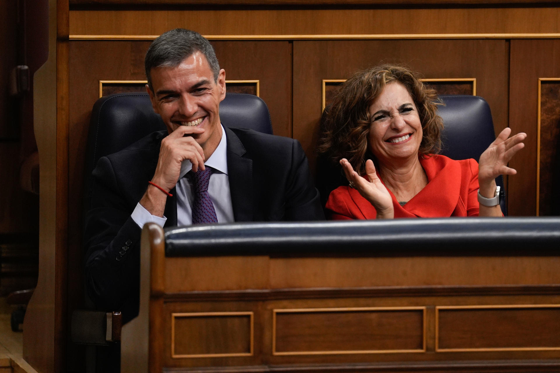 MADRID, 09/07/2025.- El presidente del Gobierno, Pedro Sánchez (i), y la vicepresidenta primera y ministra de Hacienda, María Jesús Montero, en el Congreso de los Diputados en Madrid el pasado mes de julio. EFE/ Borja Sanchez-Trillo