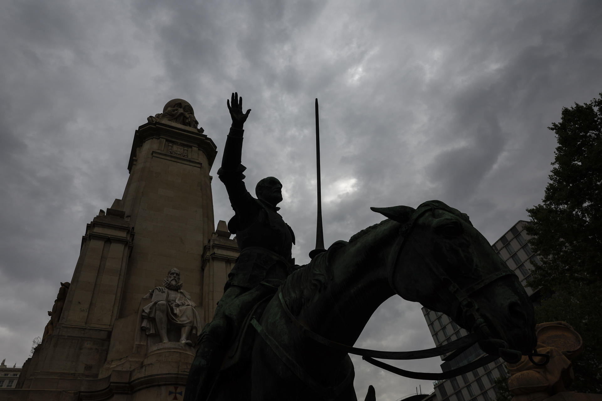 En la imagen, monumento a Miguel de Cervantes, en la Plaza de España de Madrid, este lunes. EFE/Mariscal