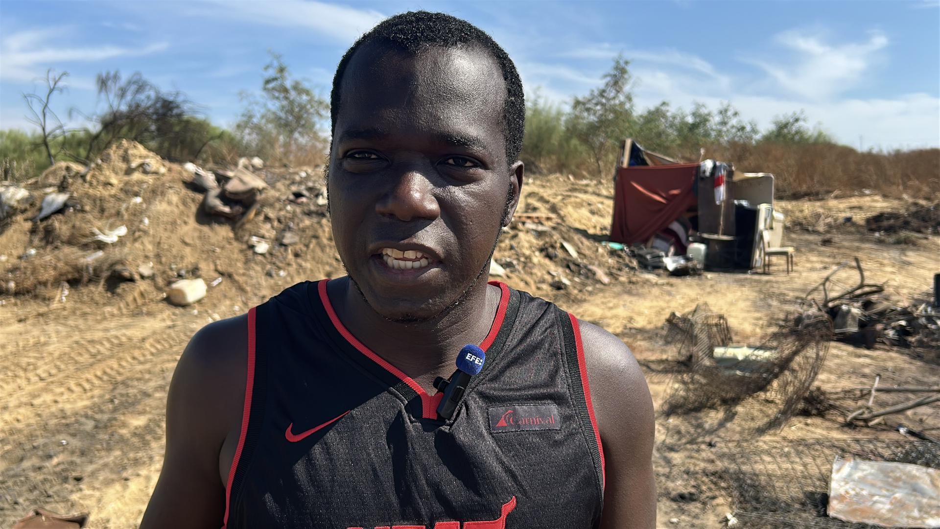 Ibrahima Diao, un inmigrantes senegalés de 35 años, durante la entrevista con EFE en el campamento en el que vivía en una chabola en Lepe (Huelva), que fue arrasado por un incendio el pasado sábado. Las 21 personas que vivían en sus chabolas pudieron salir a tiempo y salvar sus vidas, y ahora intentan buscar un nuevo sitio para vivir en el municipio onubense, donde trabajan en distintas campañas agrícolas. EFE/Fermín Cabanillas