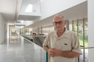 Veinte años después de que las autoridades israelíes ordenasen desmantelar los asentamientos judíos en la Franja de Gaza, toda la sociedad en Israel se ha radicalizado, explica en una entrevista el historiador y activista por la paz Meir Margalit.
EFE/Magda Gibelli