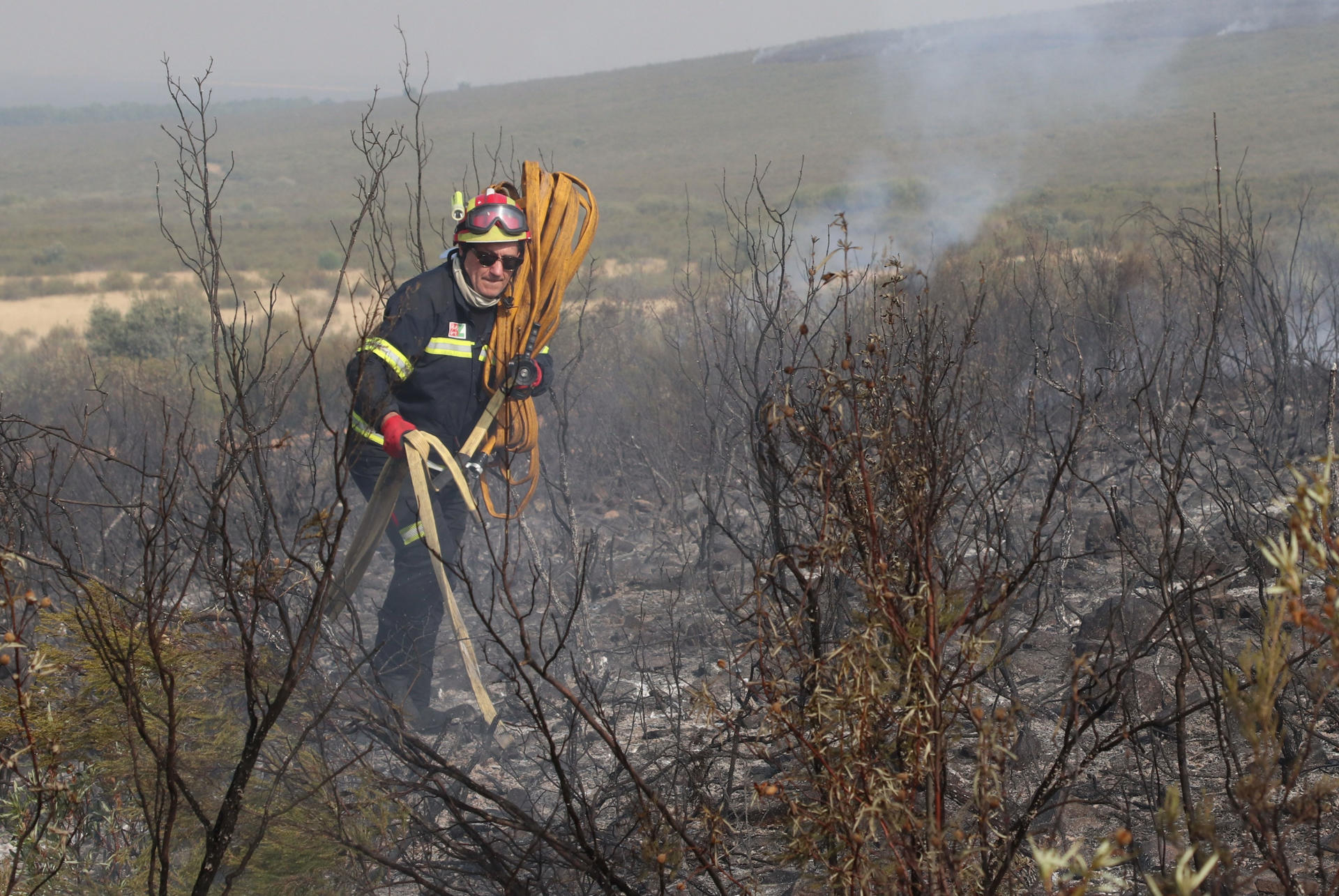 El presidente de la Diputación de Zamora, Javier Faúndez, que durante ocho años estuvo al frente el parque de bomberos de Aliste, se ha puesto el traje de profesional de extinción, ha cogido la manguera y ha estado en primera línea de fuego en los incendios de Molezuelas de la Carballeda y Puercas. EFE/Mariam A. Montesinos
