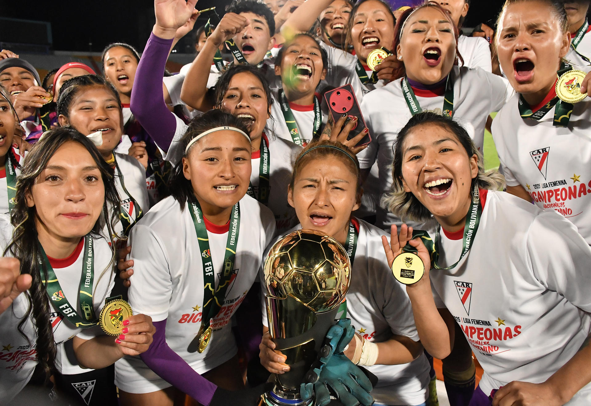 Jugadoras de Always Ready celebran este miécoles la cuarta conquista consecutiva de la Liga Femenina de Fútbol Boliviano en una final que ganaron con un global de 4-3 al Astor, de Cochabamba. EFE/ Jorge Abrego