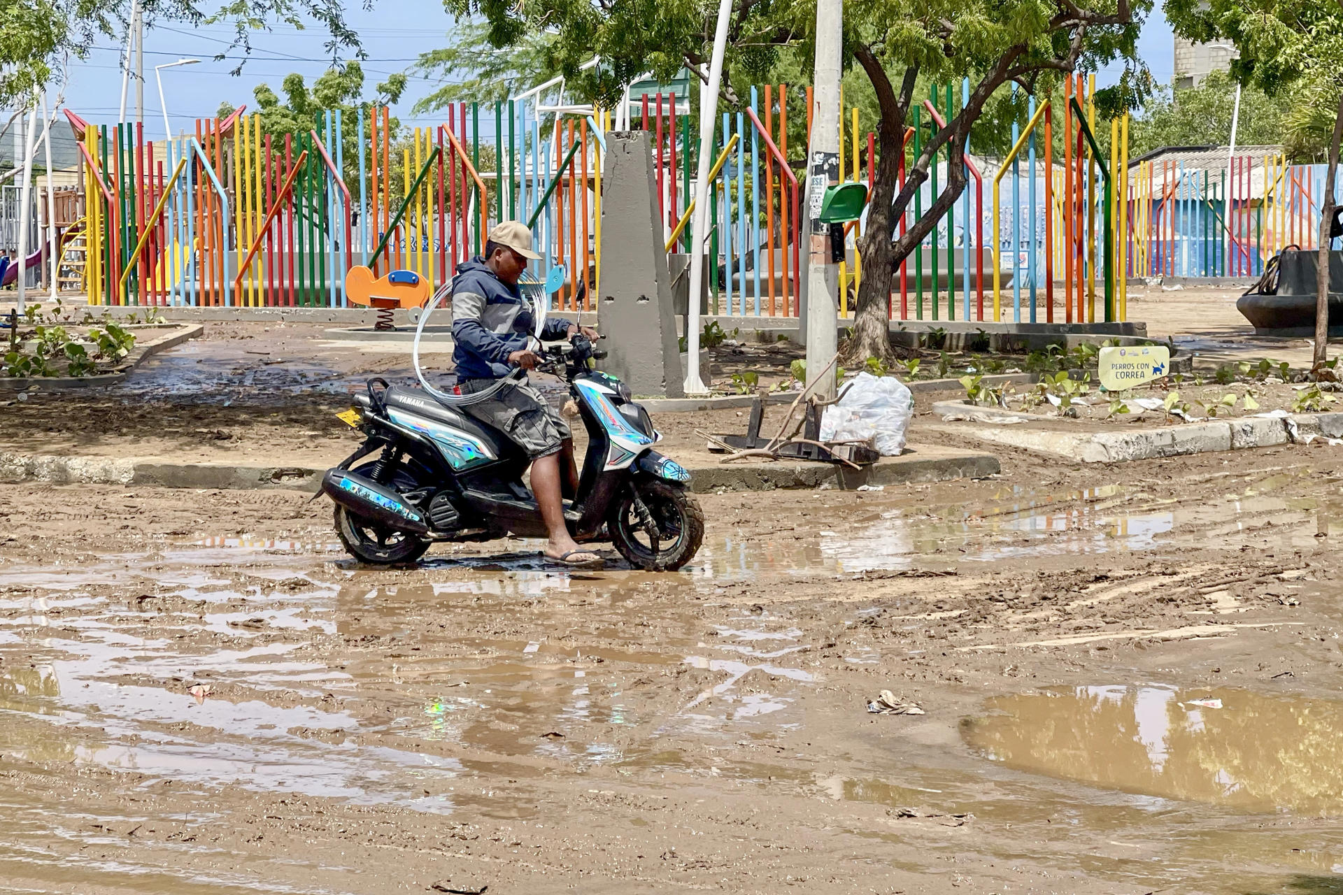 Una persona en motocicleta transita por una vía afectada por las lluvias en el barrio Pescaíto, uno de los más afectados por las inundaciones este lunes, en Santa Marta (Colombia). EFE/ José Gregorio Esquea
