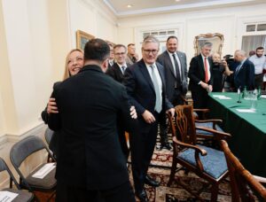 Una foto facilitada por la Oficina de Prensa del Palacio de Chigi de la primera ministra italiana, Giorgia Meloni (I), y el primer ministro británico, Keir Starmer (C), asistiendo a una reunión con el Presidente Ucraniano Volodymyr Zelensky en la Embajada de Ucrania en Washington, DC, EE.UU., 18 de agosto de 2025. EFE/FILIPPO ATTILI /OFICINA DE PRENSA DEL PALACIO DE CHIGI