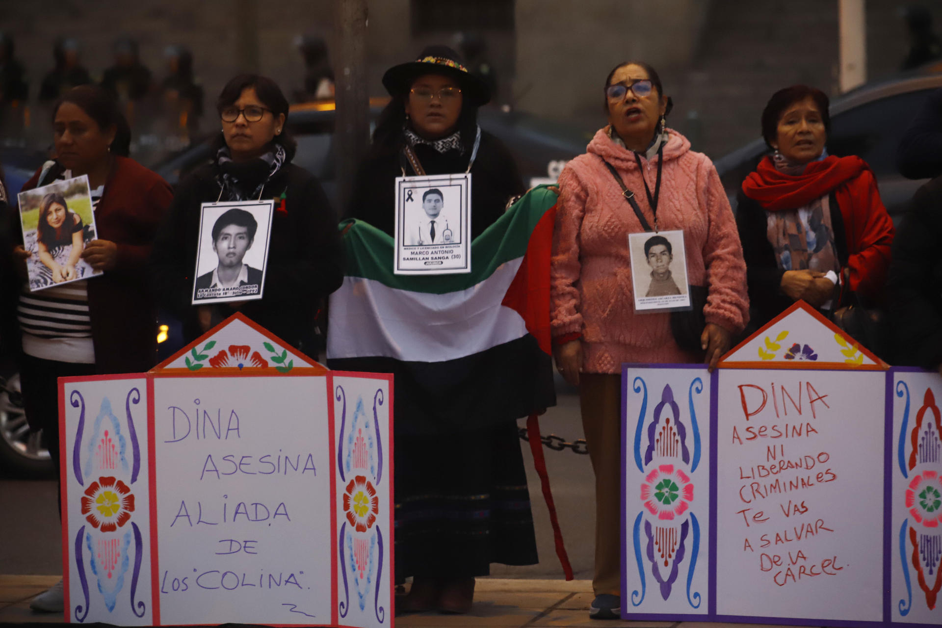 Personas sostienen carteles durante una manifestación para rechazar nuevamente la amnistía concedida a los miembros de las fuerzas de seguridad este jueves, frente al Palacio de la Justicia en Lima (Perú). EFE/ Sebastián Blanco Salazar
