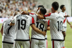 Los jugadores del Rayo celebran la victoria en el partido de la fase eliminatoria de la Liga Conferencia ante el Neman Grodno bielorruso. EFE/Mariscal
