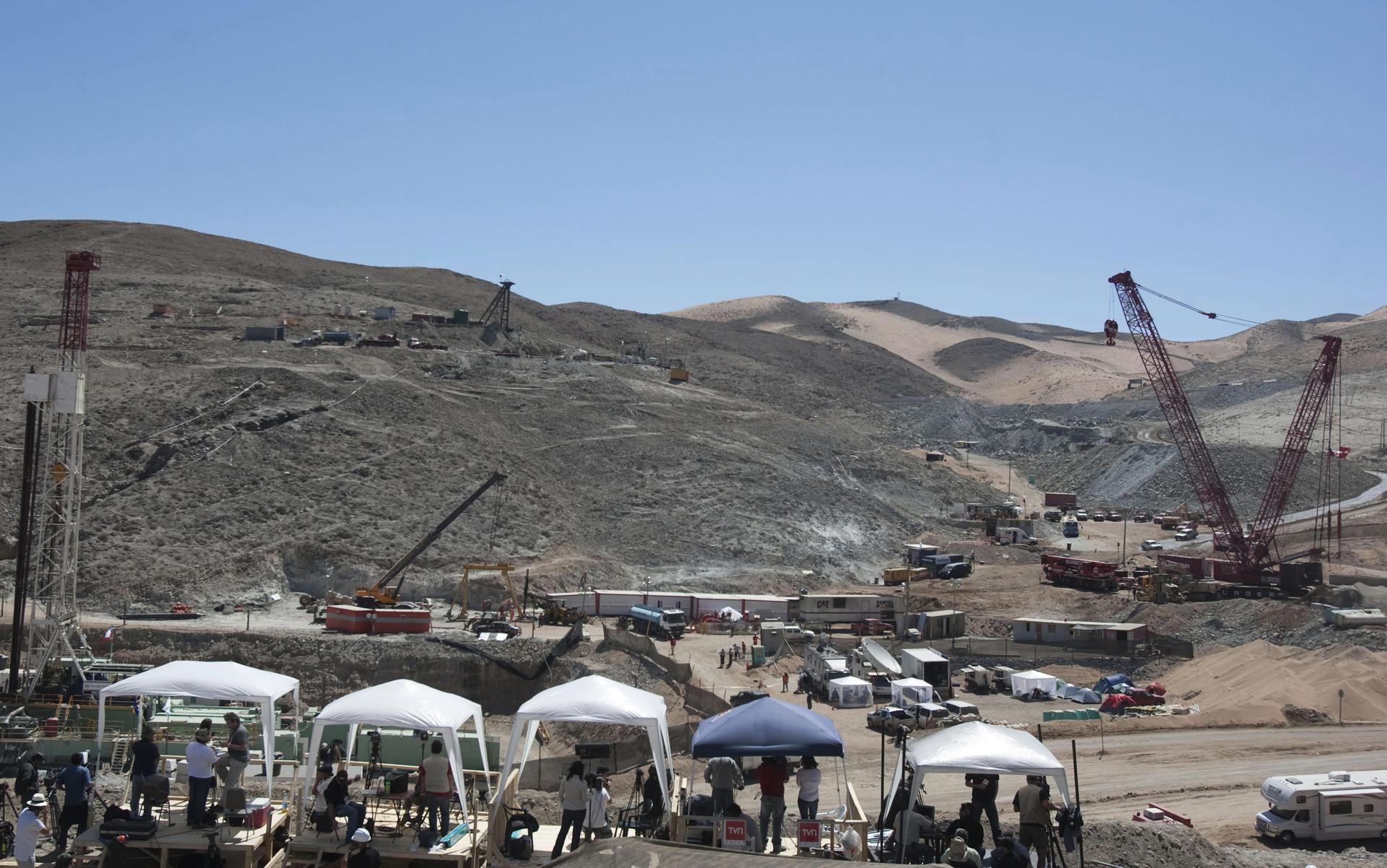 Fotografía de archivo fechada en 2010 que muestra las labores de rescate de los "33 mineros de Atacama". EFE/ Archivo/ Cézaro de Luca