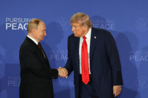 El presidente de Rusia, Vladímir Putin (i), y su homólogo de Estados Unidos, Donald Trump, se saludan este viernes, 15 de agosto, al finalizar una declaración conjunta, luego de la reunión "Persiguiendo la Paz", en Anchorage (Alaska, EE.UU.). EFE/Octavio Guzmán