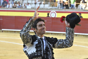Puerta grande para el diestro Miguel Ángel Perera hoy sábado en la primera de abono de la feria de San Antolín de Palencia. EFE/ Almudena Álvarez