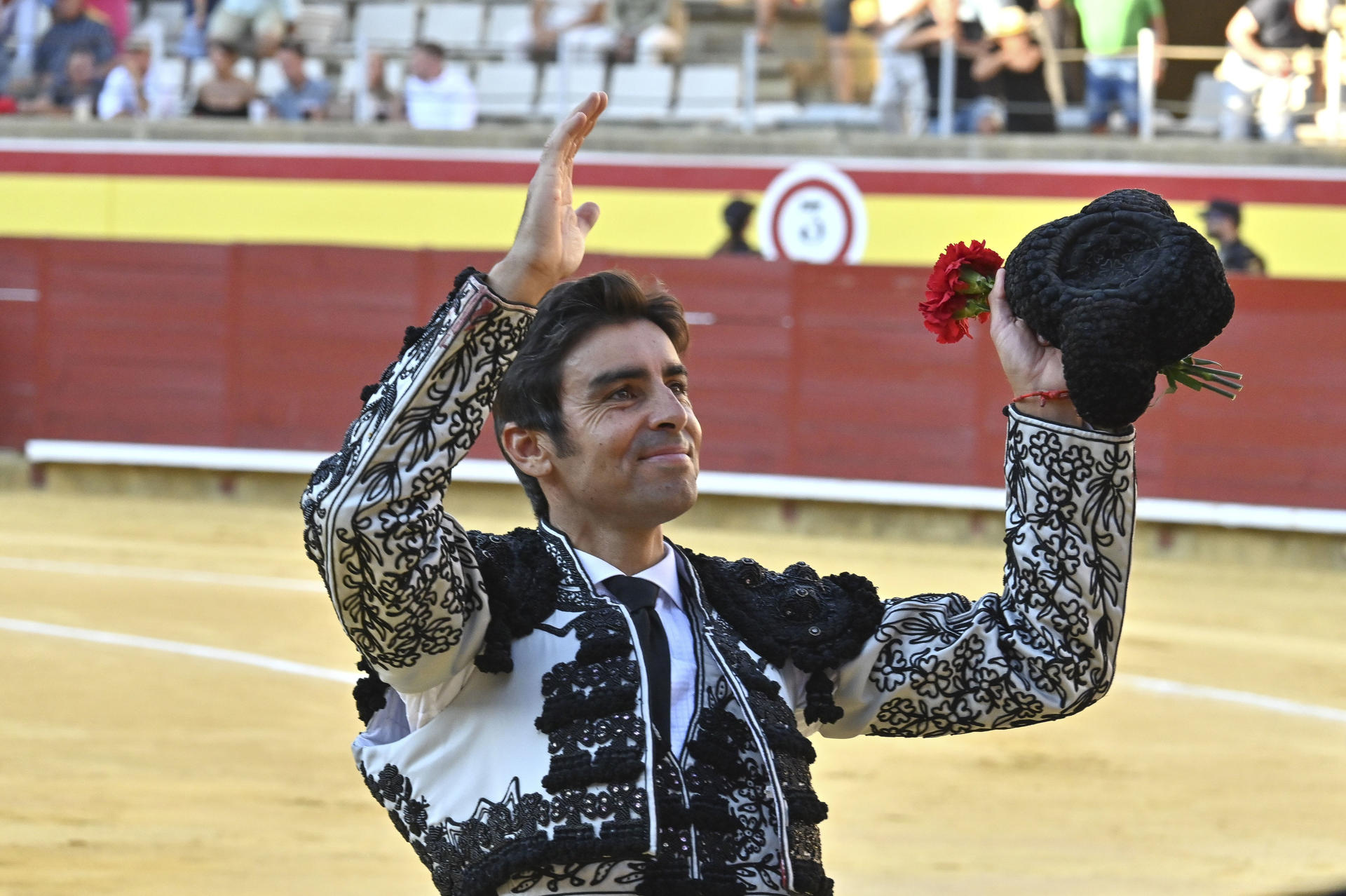Puerta grande para el diestro Miguel Ángel Perera hoy sábado en la primera de abono de la feria de San Antolín de Palencia. EFE/ Almudena Álvarez