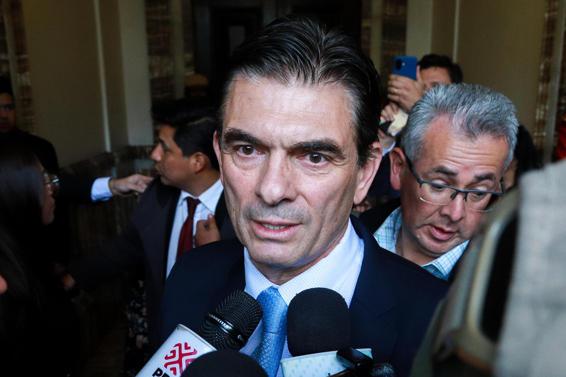 El candidato a la Presidencia de Bolivia por el Partido Demócrata Cristiano (PDC), Rodrigo Paz Pereira, habla con periodistas previo a una reunión con el presidente Luis Arce, este 26 de agosto de 2025 en La Paz (Bolivia). EFE/ Gabriel Márquez