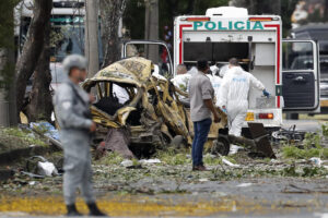 Integrantes de la Dirección de Investigación Criminal e Interpol (DIJIN) inspeccionan un vehículo afectado tras una explosión en inmediaciones de la Escuela Militar de Aviación Marco Fidel Suárez este jueves, en Cali (Colombia). EFE/ Ernesto Guzmán Jr