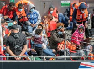 Foto archivo. Migrantes llegan en un bote de rescate de Voluntarios de la Fuerza Fronteriza, (Francia, Reino Unido) EFE/EPA/STUART BROCK