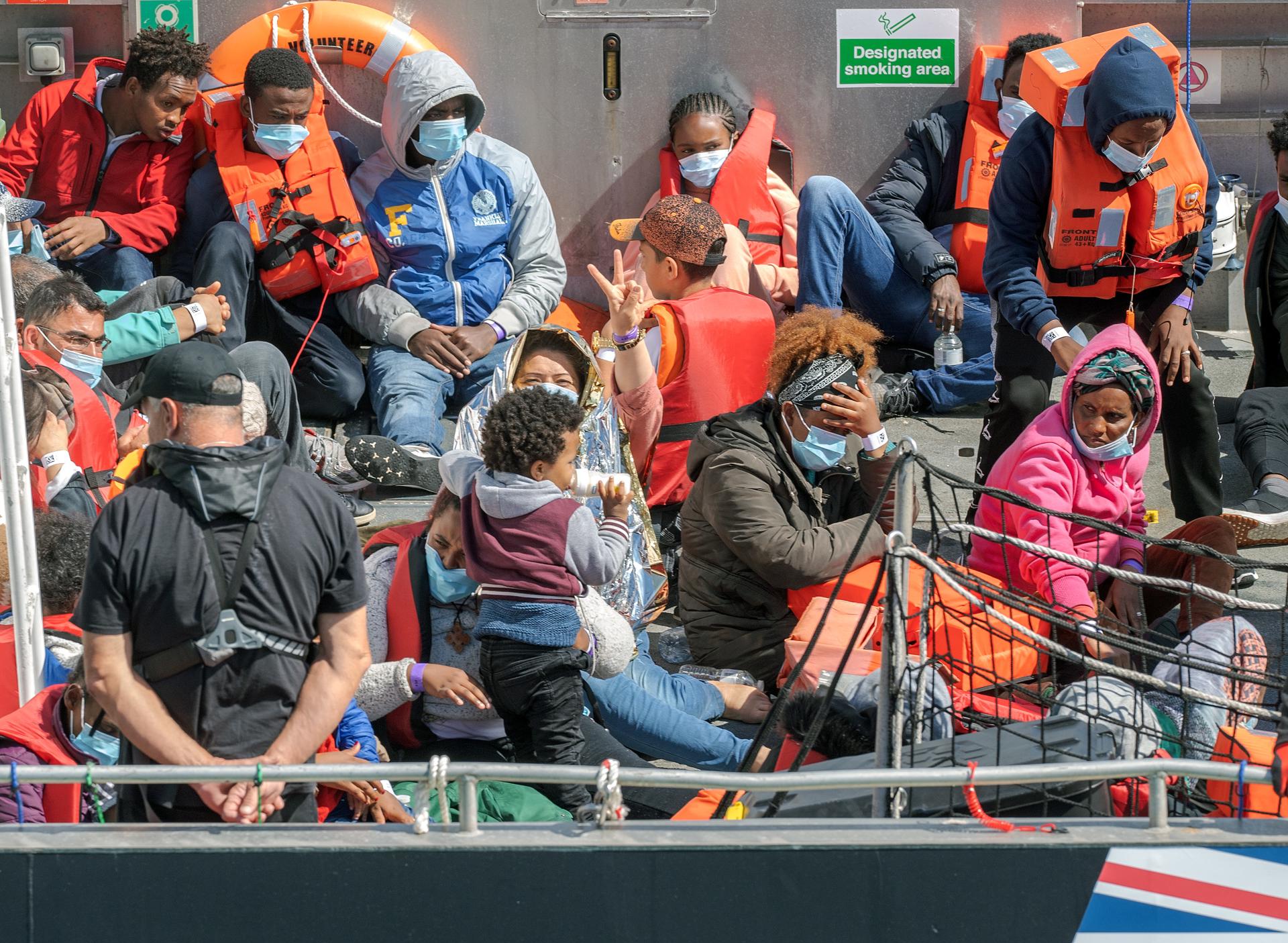 Foto archivo. Migrantes llegan en un bote de rescate de Voluntarios de la Fuerza Fronteriza, (Francia, Reino Unido) EFE/EPA/STUART BROCK